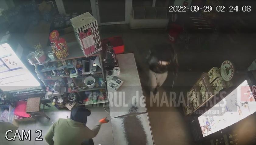 (VIDEO)Tineri surprinși de camerele video în timpul unei spargeri. Polițiștii i-au prins în flagrant