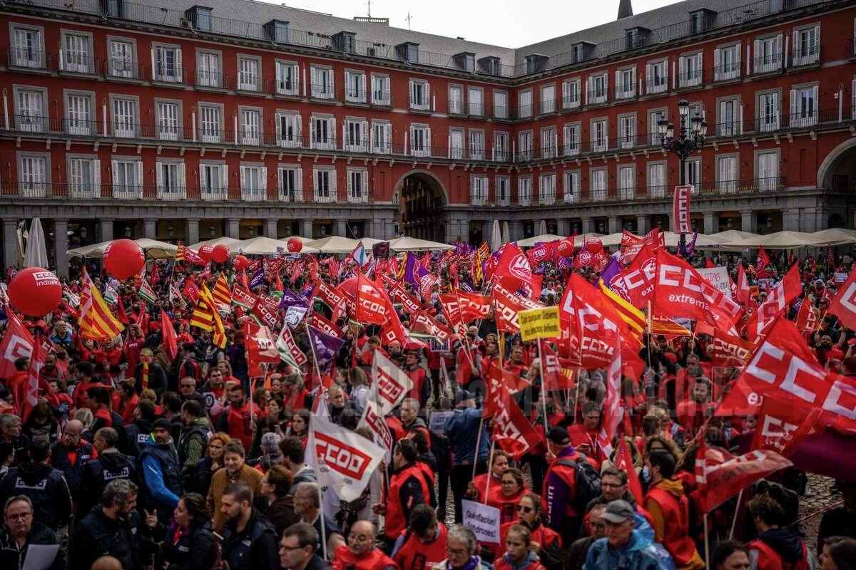 Mii de spanioli au ieşit în stradă pentru a cere salarii mai mari, pe fondul inflaţiei