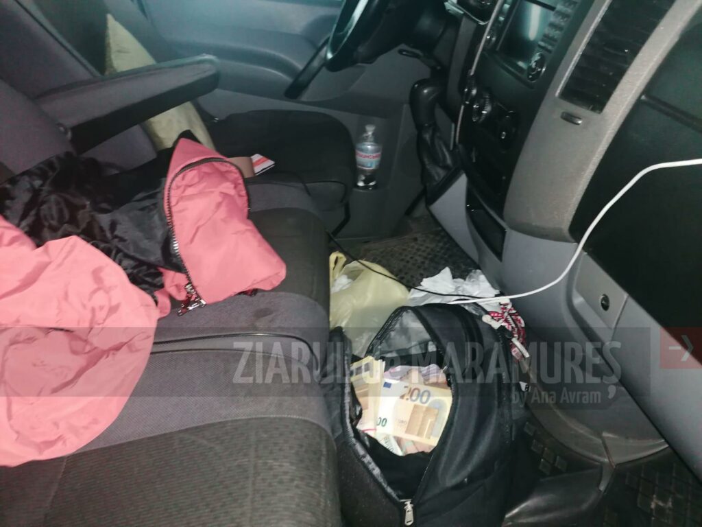 Peste 300.000 euro descoperiți ascunși într-o mașină în PTF Halmeu