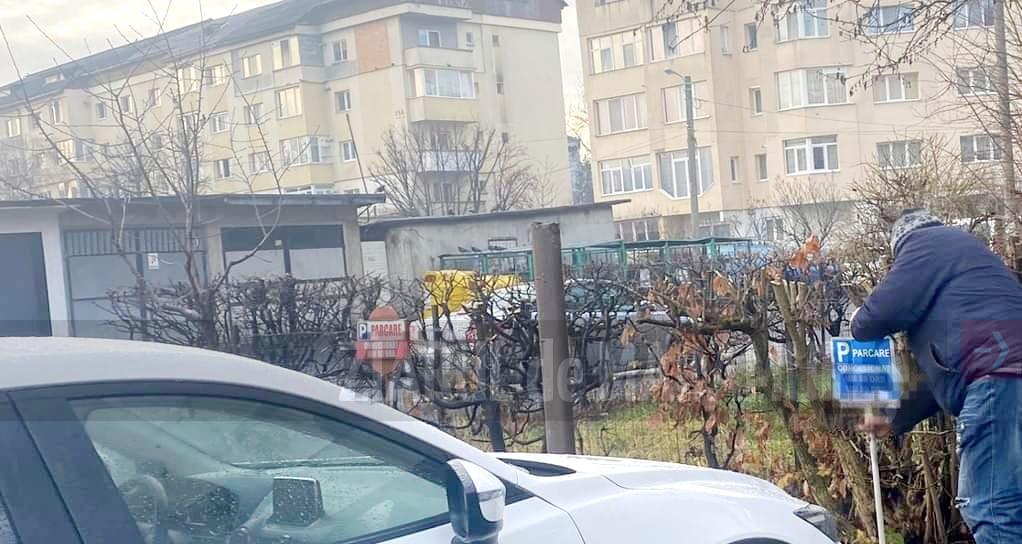 Tăblițele de pe str. Petru Rareș au fost date jos de angajații SPAU și polițiștii locali