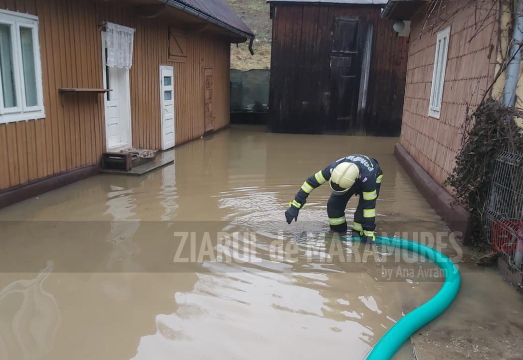 Subsolurile caselor si gospodării inundate pe două străzi din orașul Borșa