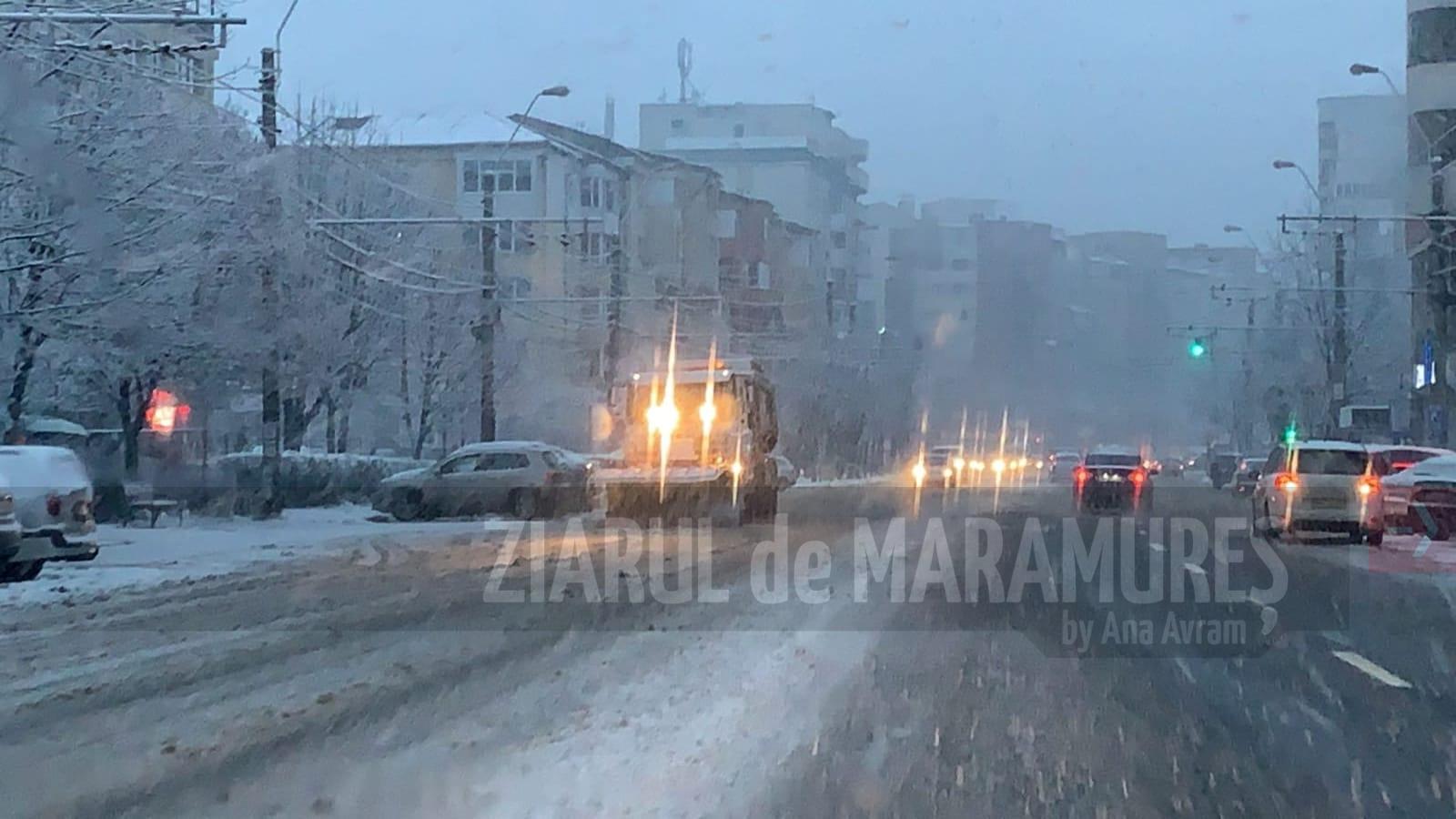 (FOTO)Se lucrează la curățarea drumurilor și a trecerilor pentru pietoni din Baia Mare, de la ora 3 dimineața