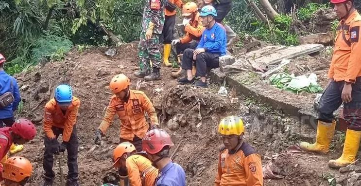 Doi morţi şi patru persoane dispărute după o alunecare de teren lângă Jakarta