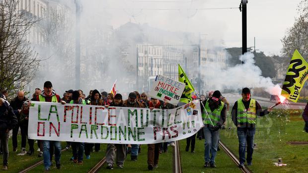 Franţa: Ministrul de interne anunţă că 175 de poliţişti au fost răniţi în ultima zi de proteste