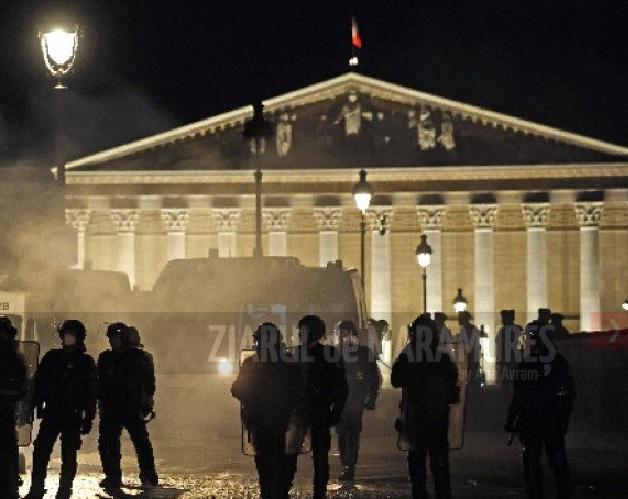 Franţa: Forţele de ordine i-au evacuat pe manifestanţi la Paris, în apropiere de parlament