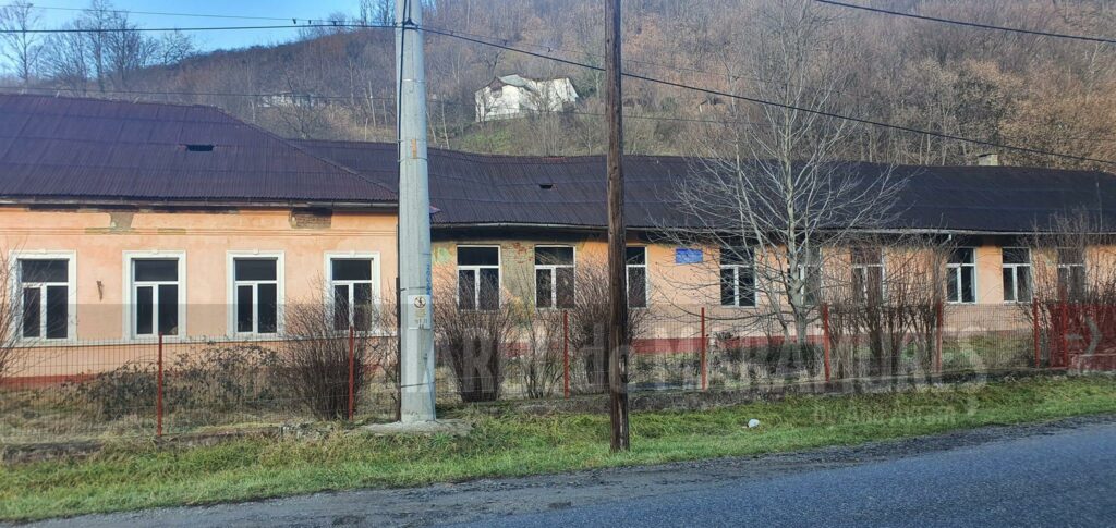 Centrul social pentru seniorii din Baia Mare, o promisiune umflată. Fosta clădire a Școlii nr. 7, stă să cadă