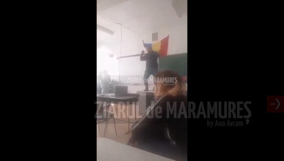 (VIDEO)Un dascăl cocoțat pe catedră a făcut furori în rândul elevilor de la CD Nenițescu. Șeful ISJ MM: Nu se face așa ceva!