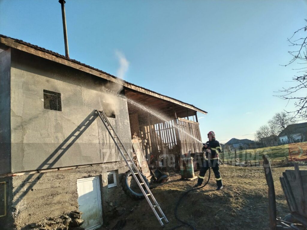 Incendiu la o casă din Mireșu Mare. O persoană de 72 de ani, ușor intoxicată cu fum