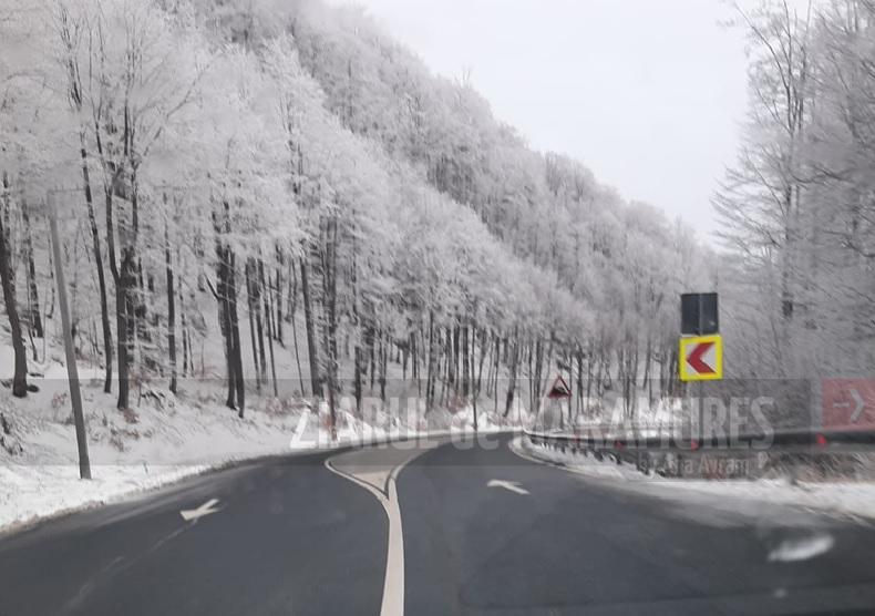 Starea drumurilor din județul Maramureș. Ninsoare viscolită în Pasul Prislop