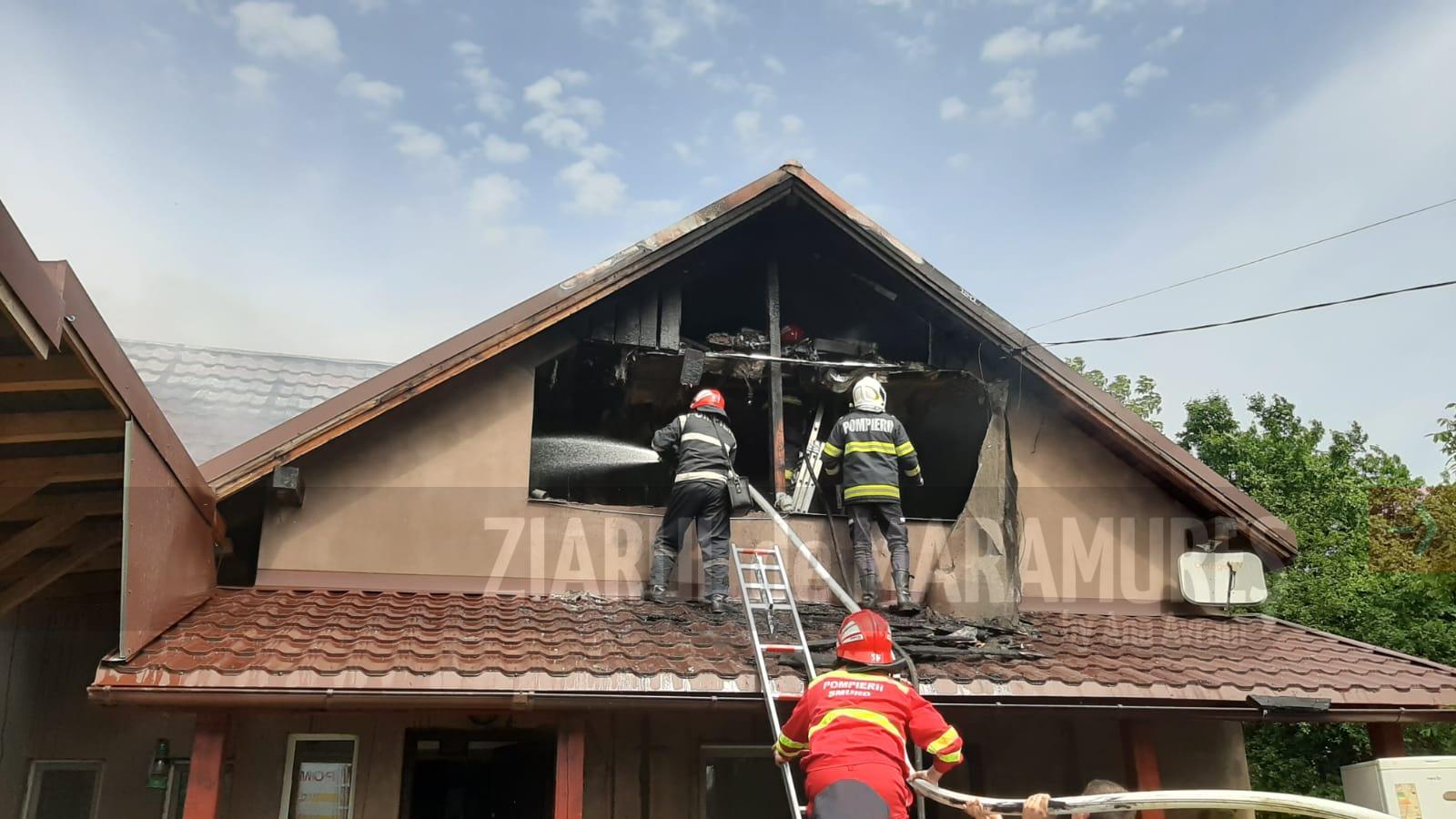 (FOTO)Foc la acoperișul unei case din Recea. Pompierii băimăreni au intervenit pentru lichidarea incendiului