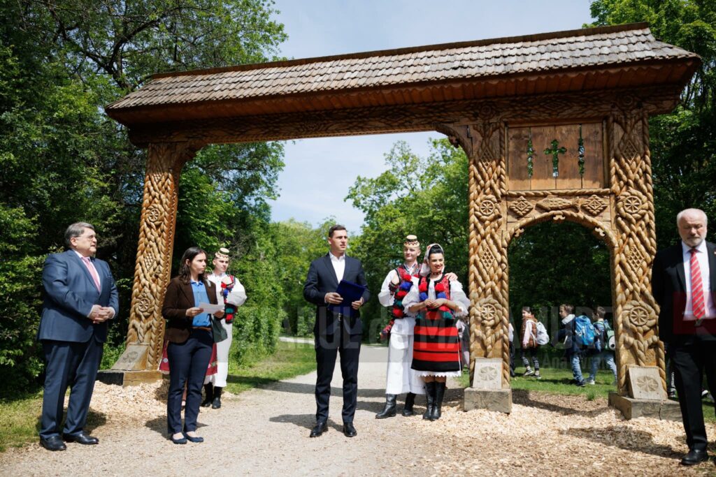 (FOTO)“Ziua Românilor la Viena”, sărbătorită la Poarta Maramureșenă din Parcul Laeer Wald, Austria