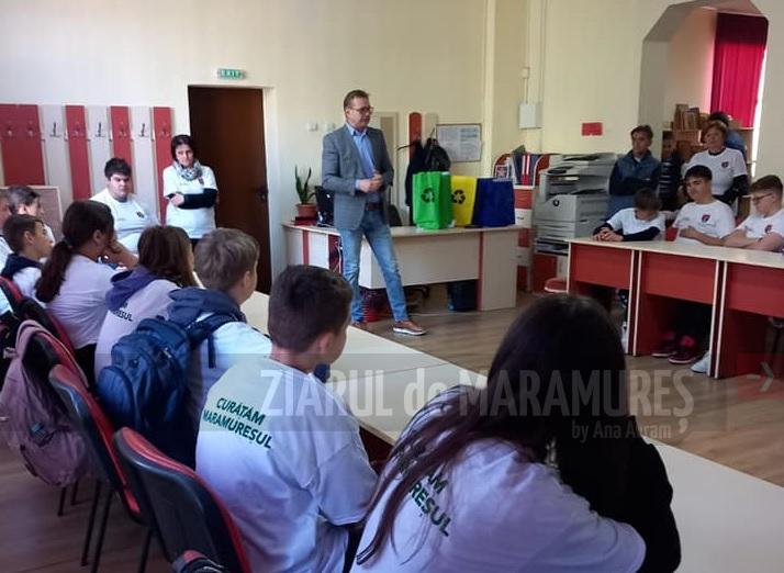Elevii școlii din Mireșu Mare au stat de vorbă cu Romeo Dobocan despre colectarea selectivă