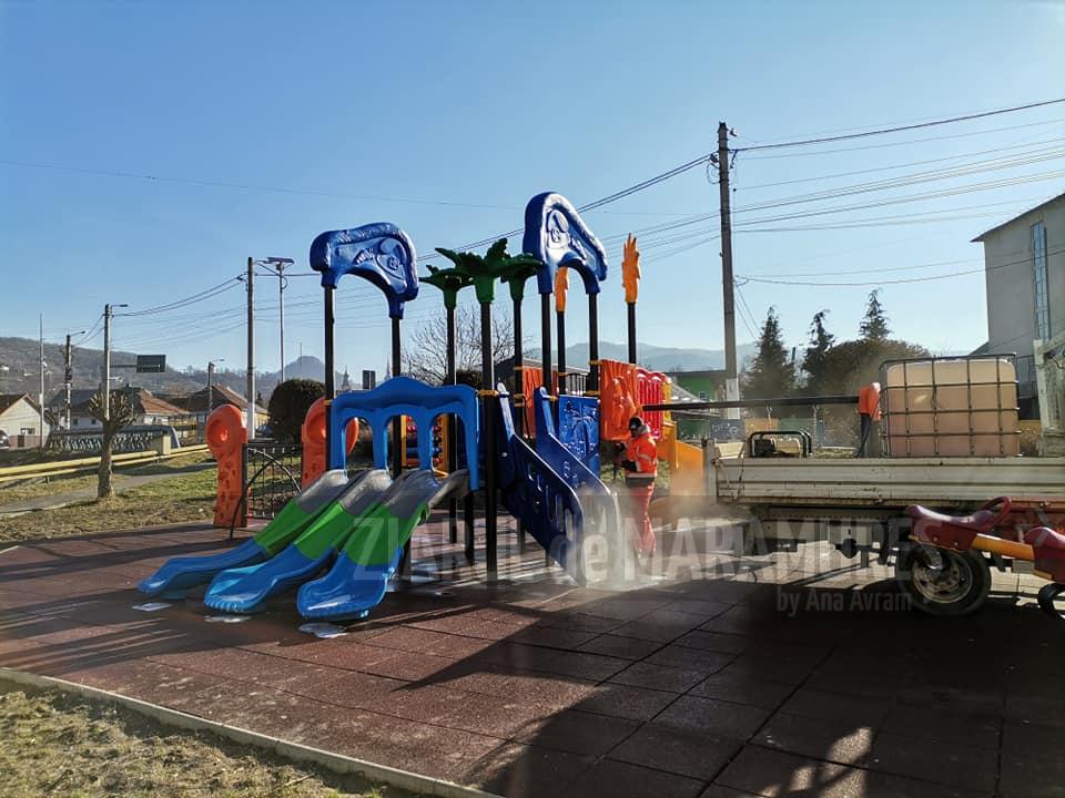 Baia Sprie: Spațiile de joacă pentru copii și stațiile de autobuz vor fi igienizate. Se fac plantări și se cosește iarba