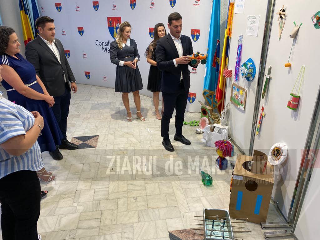 (Foto)Jucării create din materiale reciclabile expuse în holul Consiliului Județean Maramureș
