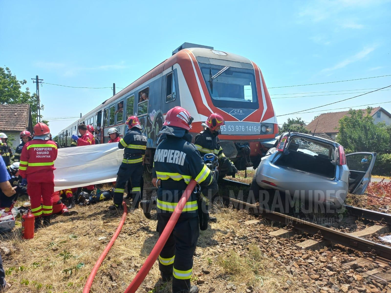 (FOTO)ACTUALIZARE.Autoturism lovit de trenul personal Baia Mare-Satu Mare în zona localității Cicârlău