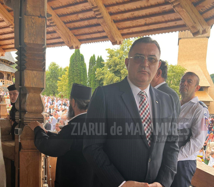 Bârsana: Senatorul Sorin Vlașin a fost prezent la liturghia oficiată de un sobor de 12 arhierei