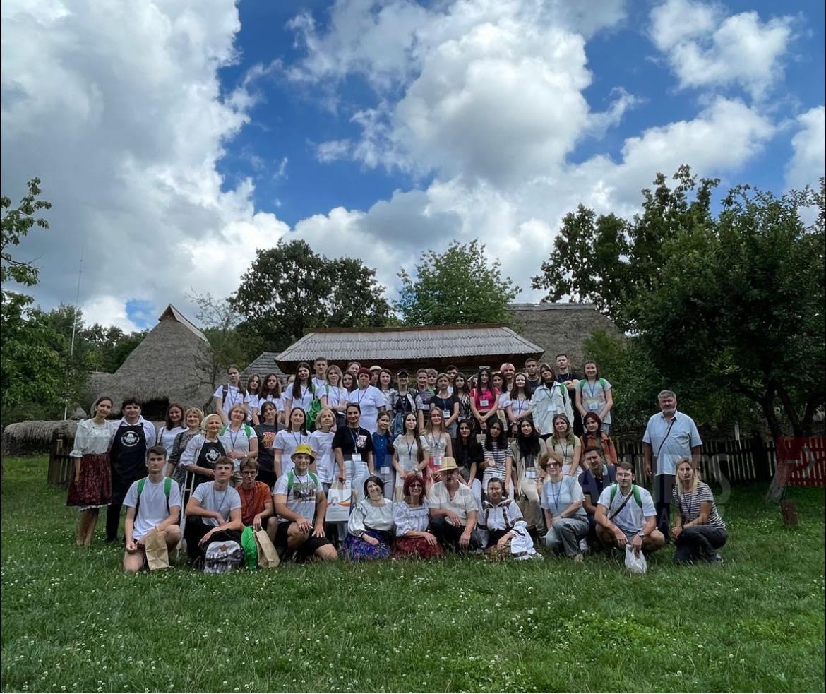 CJ MM: S-a deschis tabăra educațională „PUNTE” pentru 40 de elevi olimpici din Republica Moldova și România