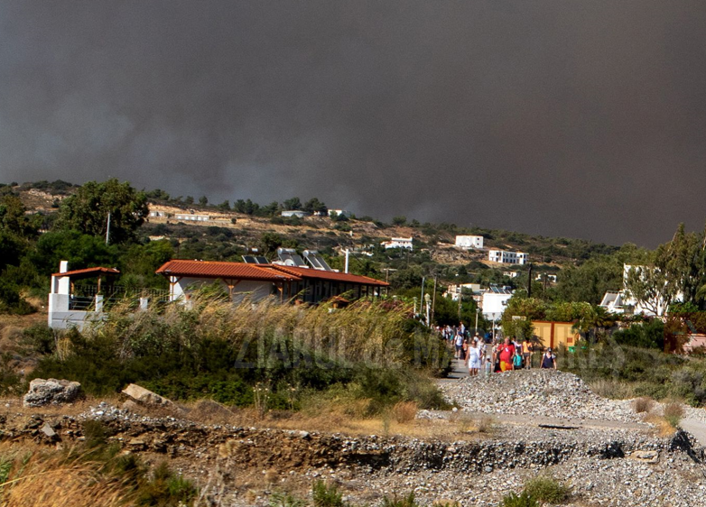 Guvernul grec oferă câte o săptămână gratuită de vacanţă turiştilor evacuaţi din cauza incendiilor de vegetaţie
