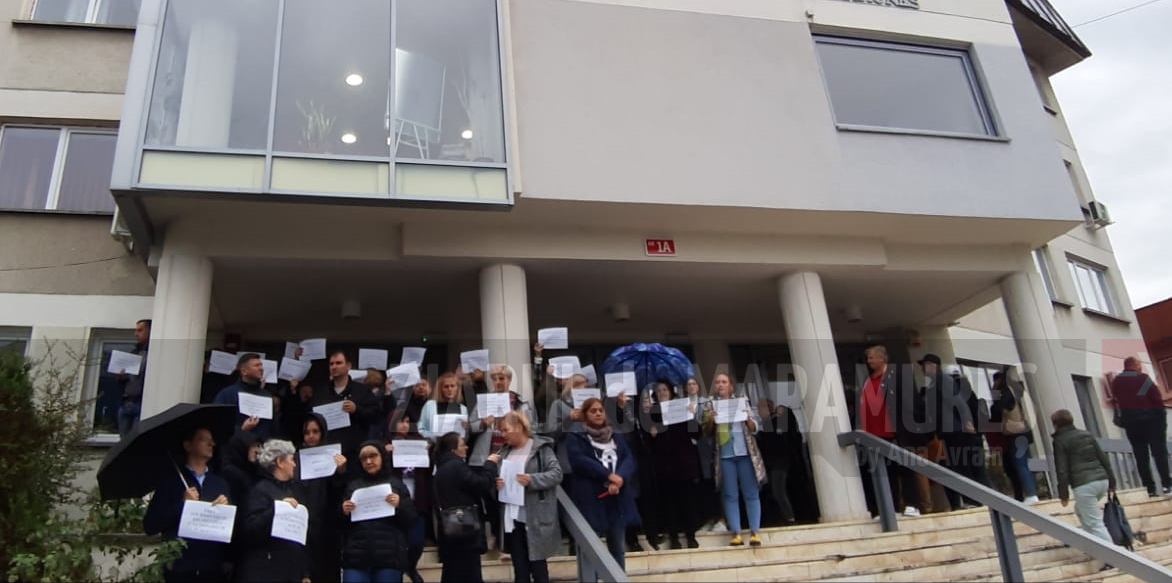 Funcționarii publici și personalul contractual din cadrul Casei Județene de Pensii MM au protestat în fața instituției