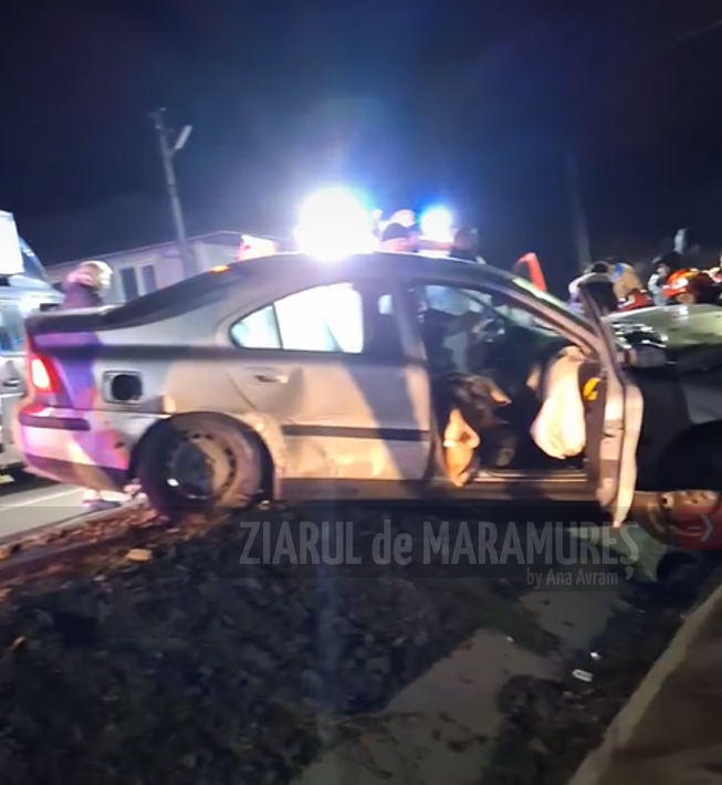 Mașină suspendată pe un podeț din localitatea Colțirea. Șoferița a fost transportată la UPU Baia Mare