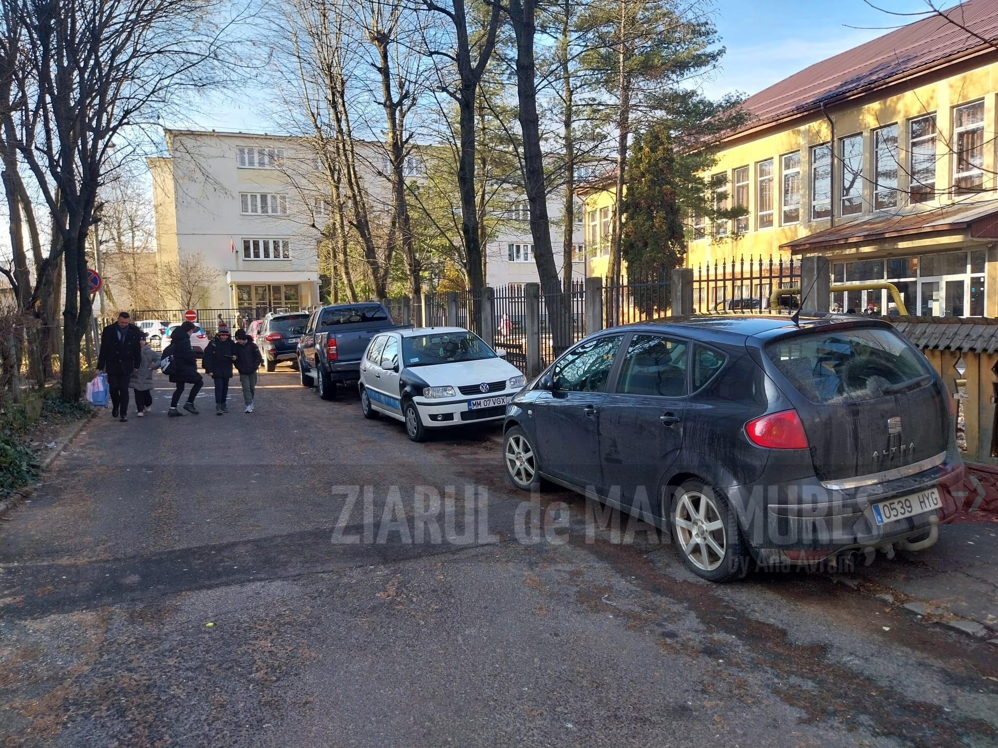 Baia Mare. Bogdan Hodorogea a solicitat montarea de stâlpi pe trotuare pentru protejarea elevilor