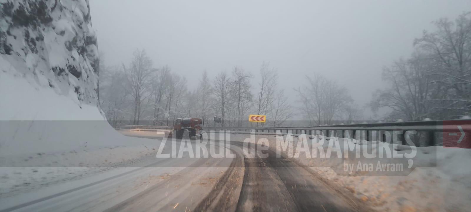 Circulație rutieră în condiții de iarnă. 3 grade C, minima zilei de miercuri în Maramureș