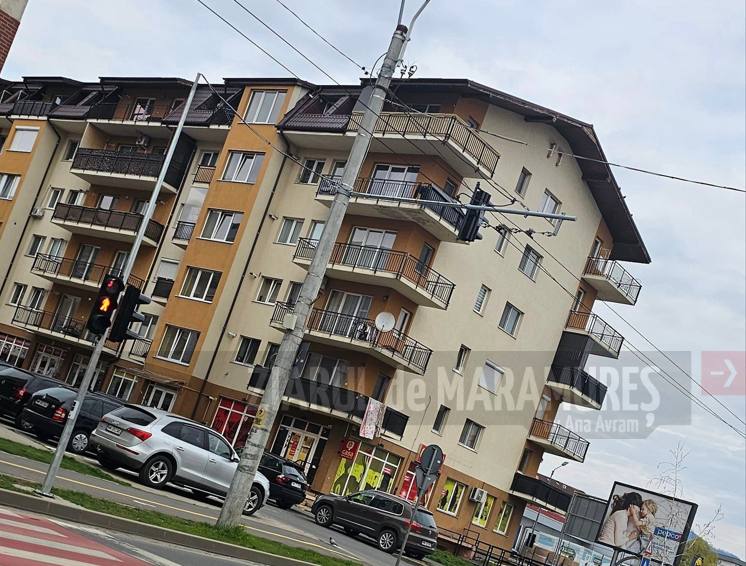 Constructie de semafoare moderne in Baia Mare, unul pe strada Grănicerilor.