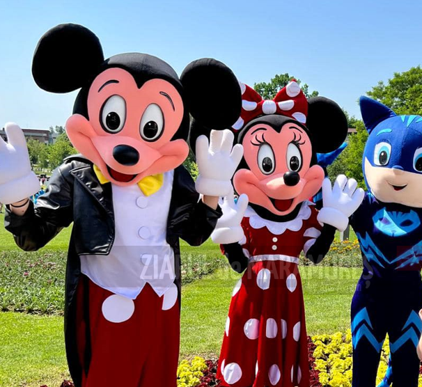 Mickey, Minnie, Minion și Pisoi vizitează copiii din cartierele băimărene. Vezi aici, programul activităților!