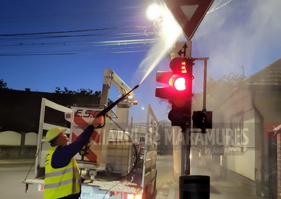 Peste 300 de indicatoare rutiere, 49 de locații semaforizate, străzi și bulevarde din Baia Mare au fost curățate