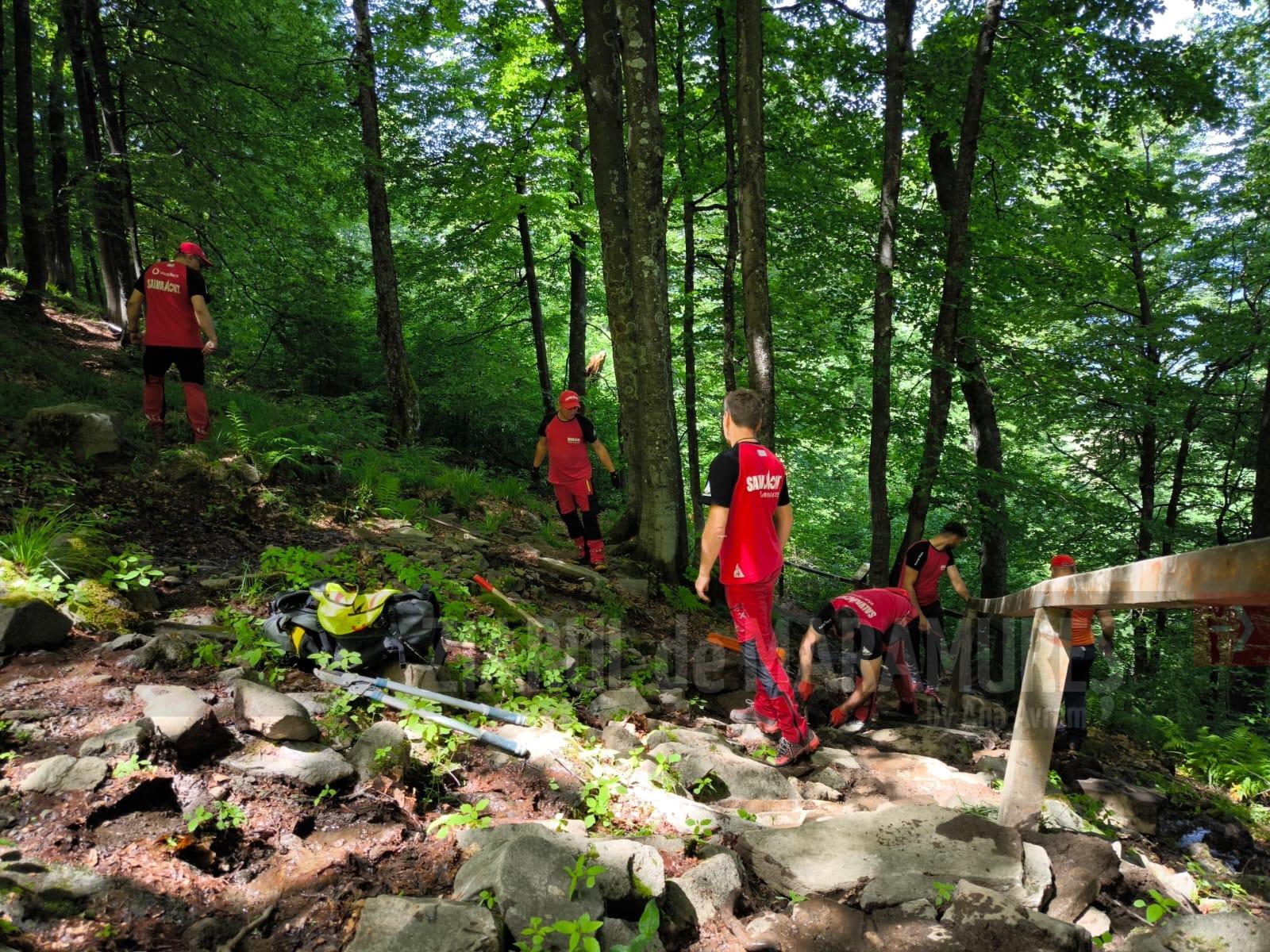 Salvamontistii au reamenajat traseul care urca de la Masa de Piatră pana la Creasta Cocoșului