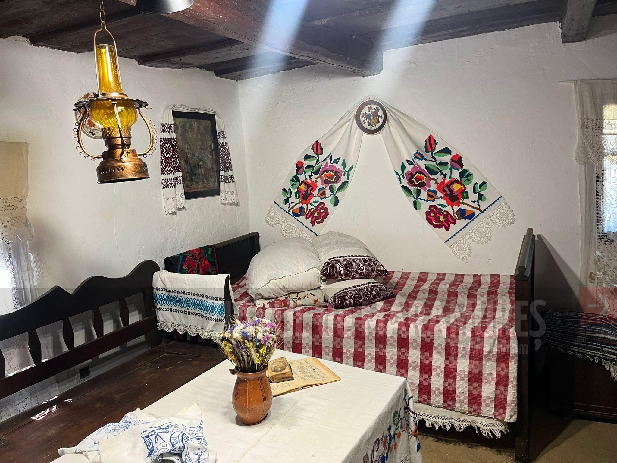 FOTO. Țesături, obiecte de uz casnic, respectiv mobilier din zona orașului Tăuții-Măgherăuș, în cadrul Muzeului ACASĂ