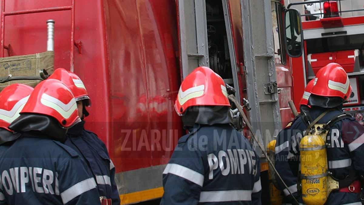 50 de persoane autoevacuate dintr-un bloc de pe str. Victoriei din Baia Mare, după ce s-a aprins acoperișul