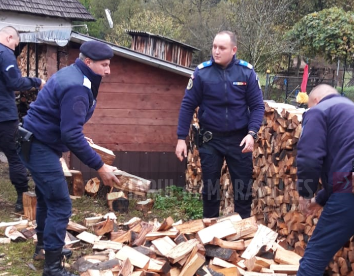 Înfrigurați după o zi petrecută în munți, jandarmii din Tg. Lăpuș au ajutat o bătrânică singură să aibă lemne pentru foc