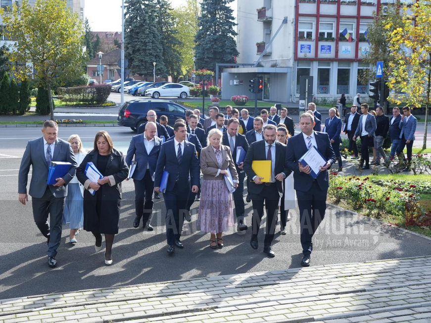 PNL Maramureș a depus lista candidaturilor pentru Parlament. Peste 30.000 de semnături de susținere