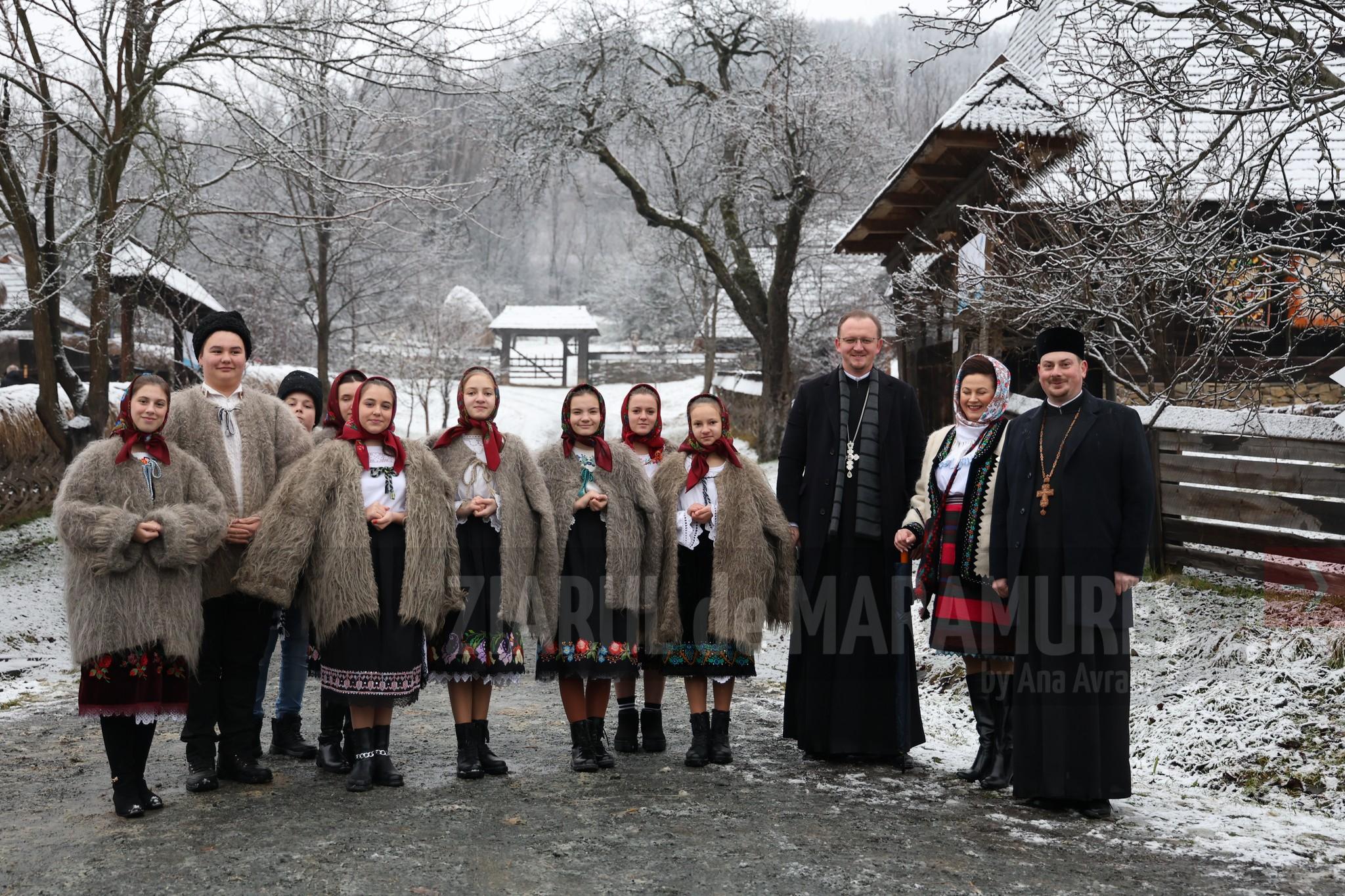 Magia Crăciunului în Satu’ de pe Deal alături de jandarmi, pompieri și reprezentanți ai Instituției Prefectului de Maramureș