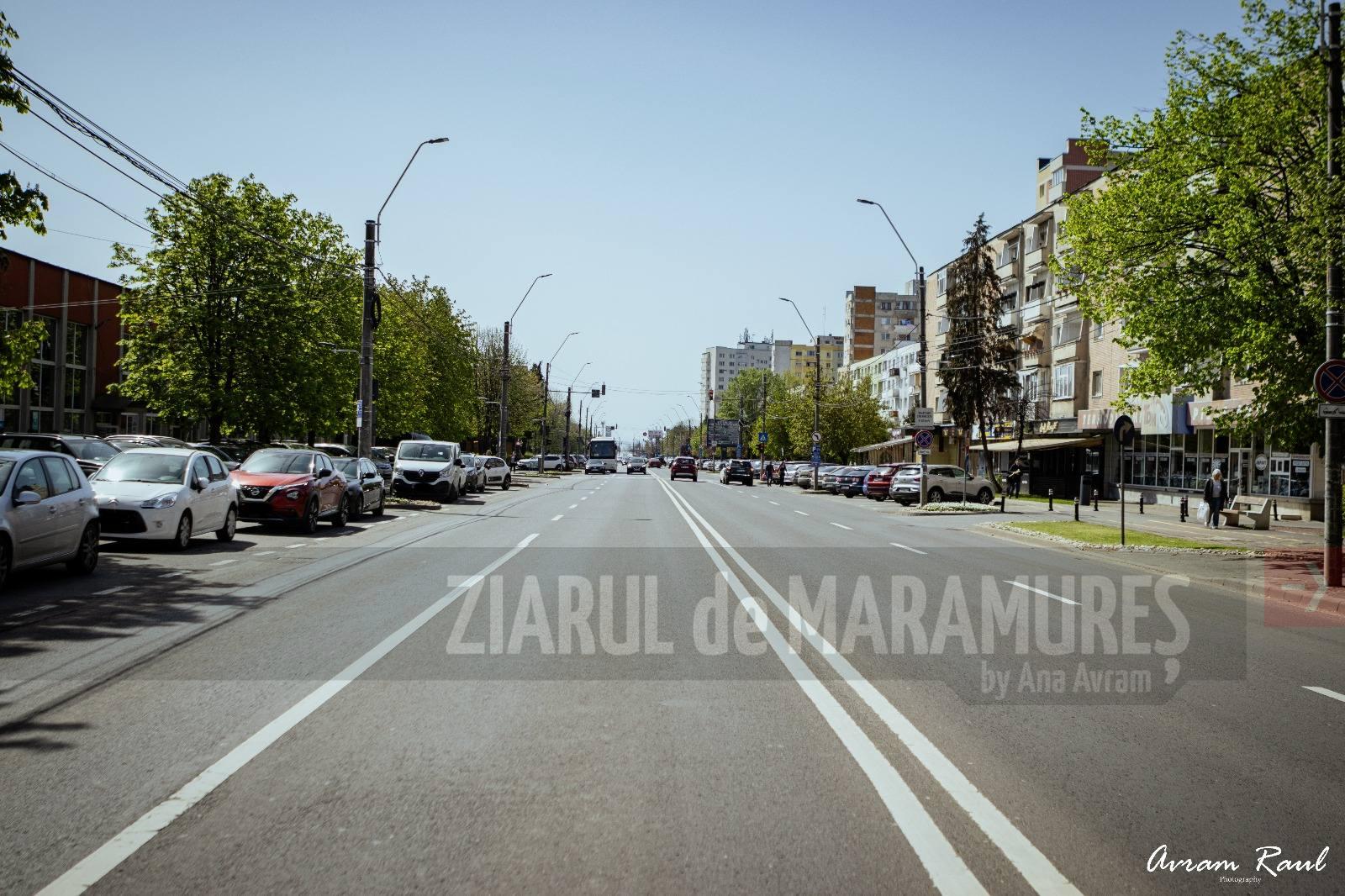 Homo erectus nomofobus jonglează cu două trei telefoane, un Ipad, un laptop și cu televizorul gigantic