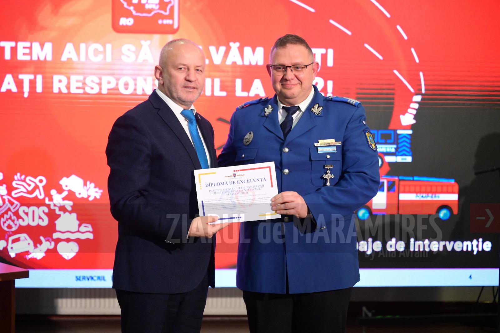 20 de ani de 112 în Maramureș. În Piața Libertății, copiii au admirat autospecialele de intervenție și echipamentele jandarmilor montani