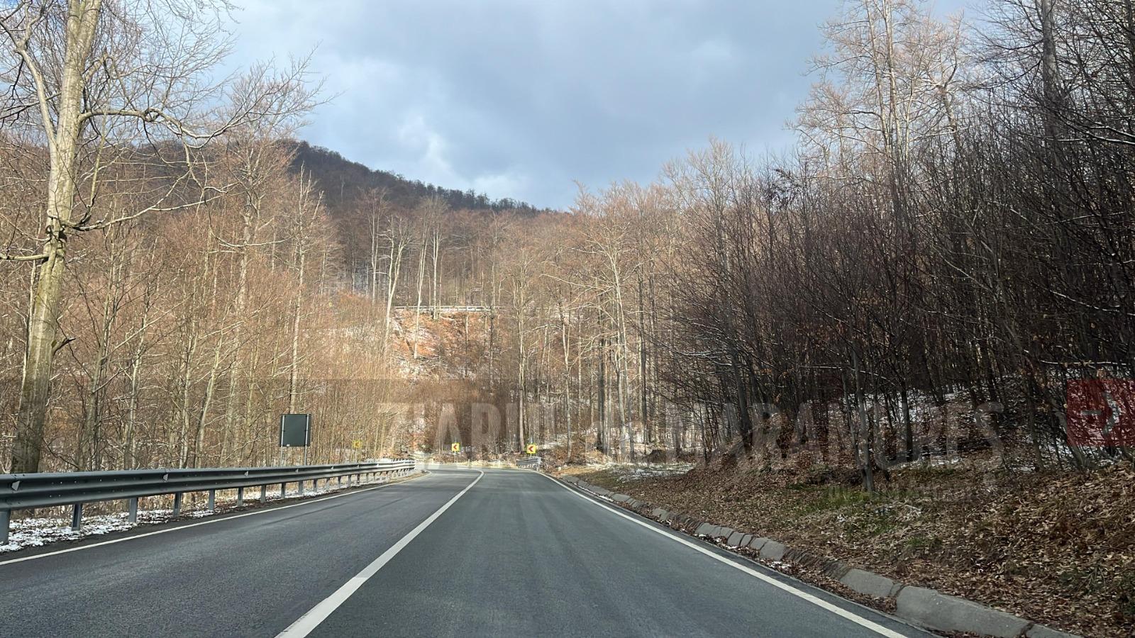 Gheata si polei pe DN 17C, Moisei spre Bistrița Năsăud. Vremea rămâne rece pentru această perioadă din an