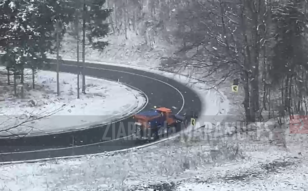 Ninge pe DN18 in Pasul Gutai. Se intervine cu utilaje si material antiderapant