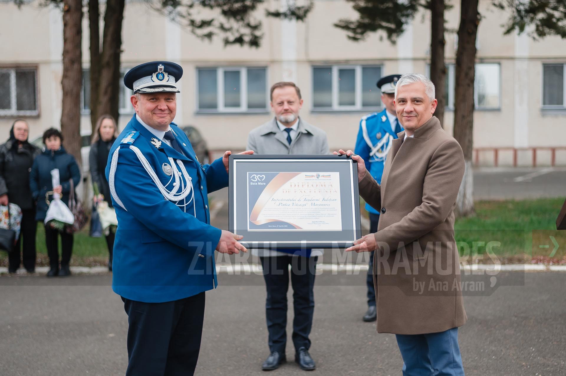 Prefectul Florian Sălăjeanu și viceprimarul Ionuț Pîrvu au fost prezenția la ceremonialul militar de la Jandarmeria Maramures