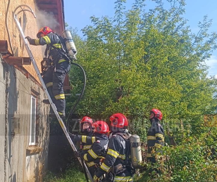 Acoperișul unei case din Baia Mare a luat foc