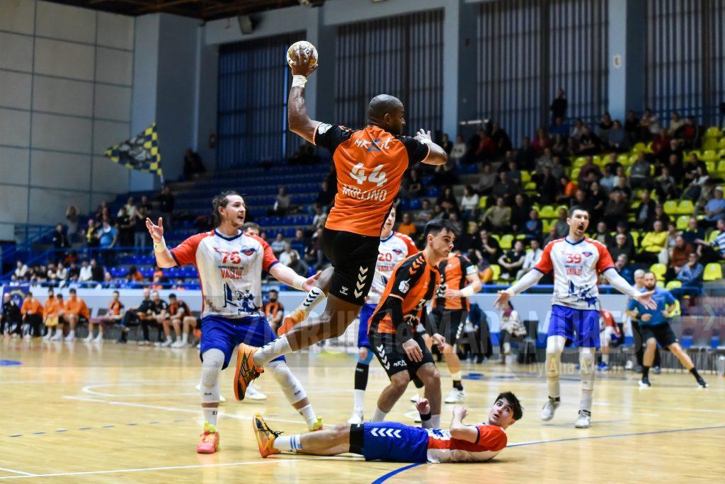 Campionatul face pauză de două săptămâni și revine pe 17 mai cu meciuri decisive.