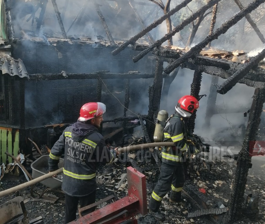 Acoperișul unei case din Săliștea de Sus a luat foc în această dimineață. Două anexe au fost si ele afectate de flăcări