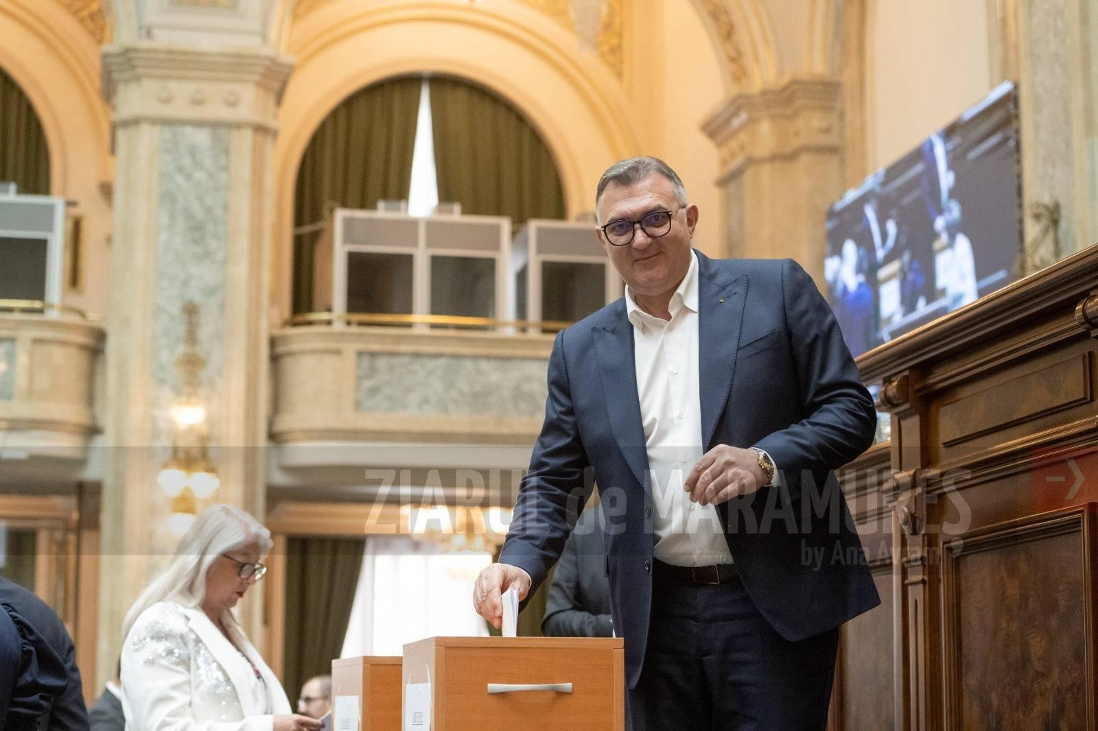 Guvernul poate emite ordonanțe în vacanța parlamentară, proiect de lege adoptat.