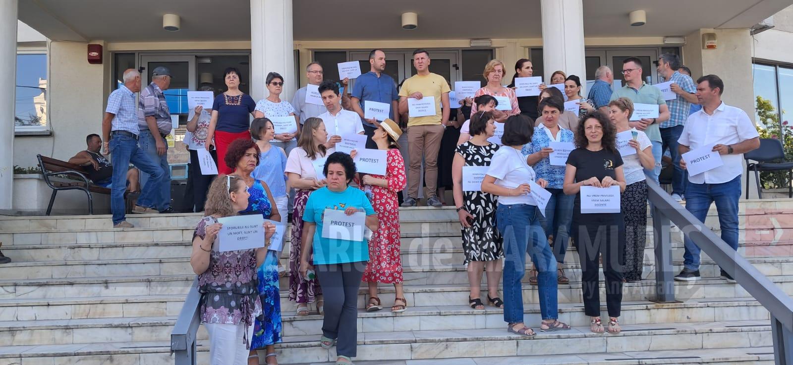 Angajații Casei Județene de Pensii Maramureș au protesta în fața instituției