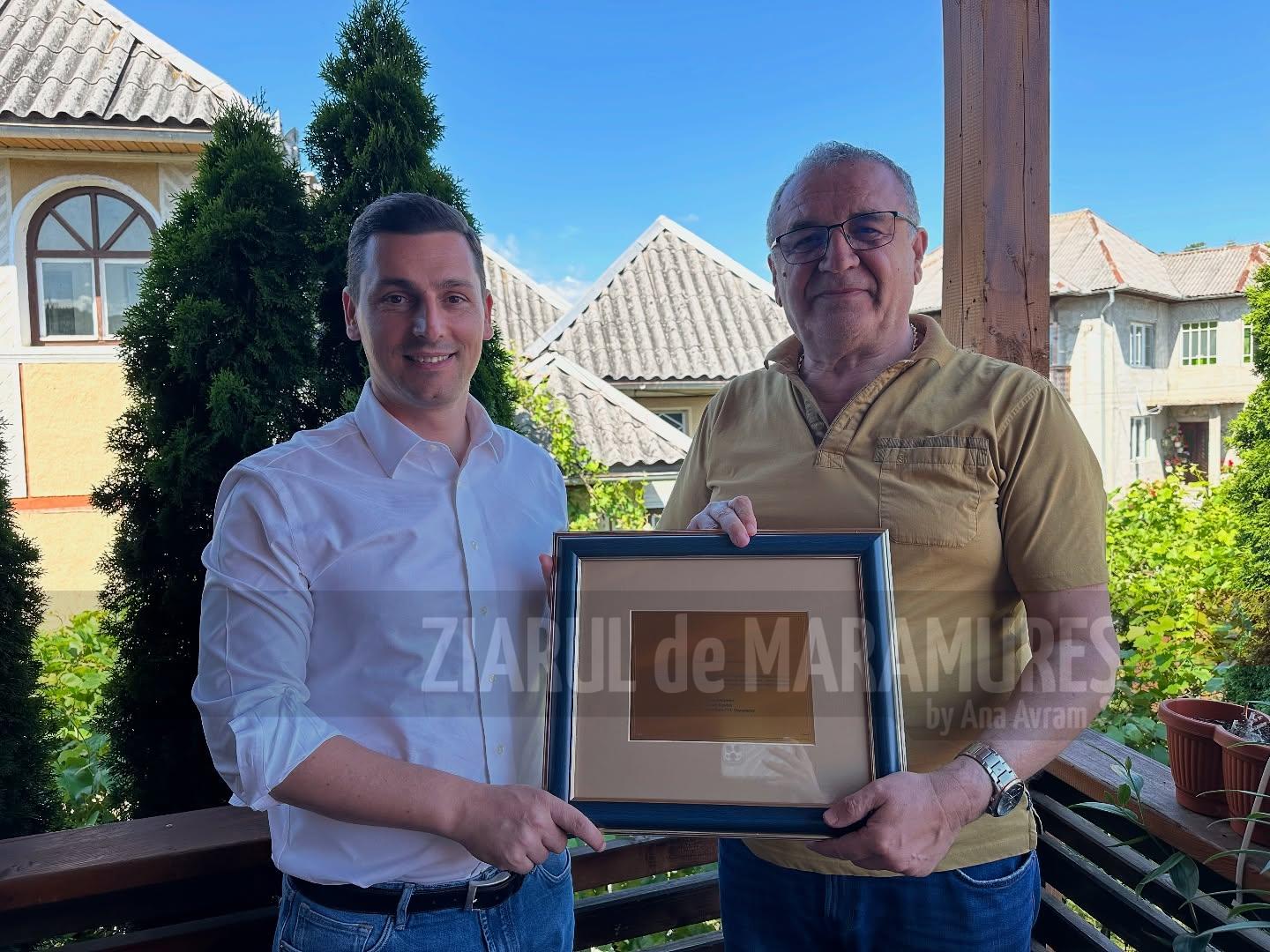 Deputatul Ionel Bogdan a oferit o plachetă primarului din Strâmtura