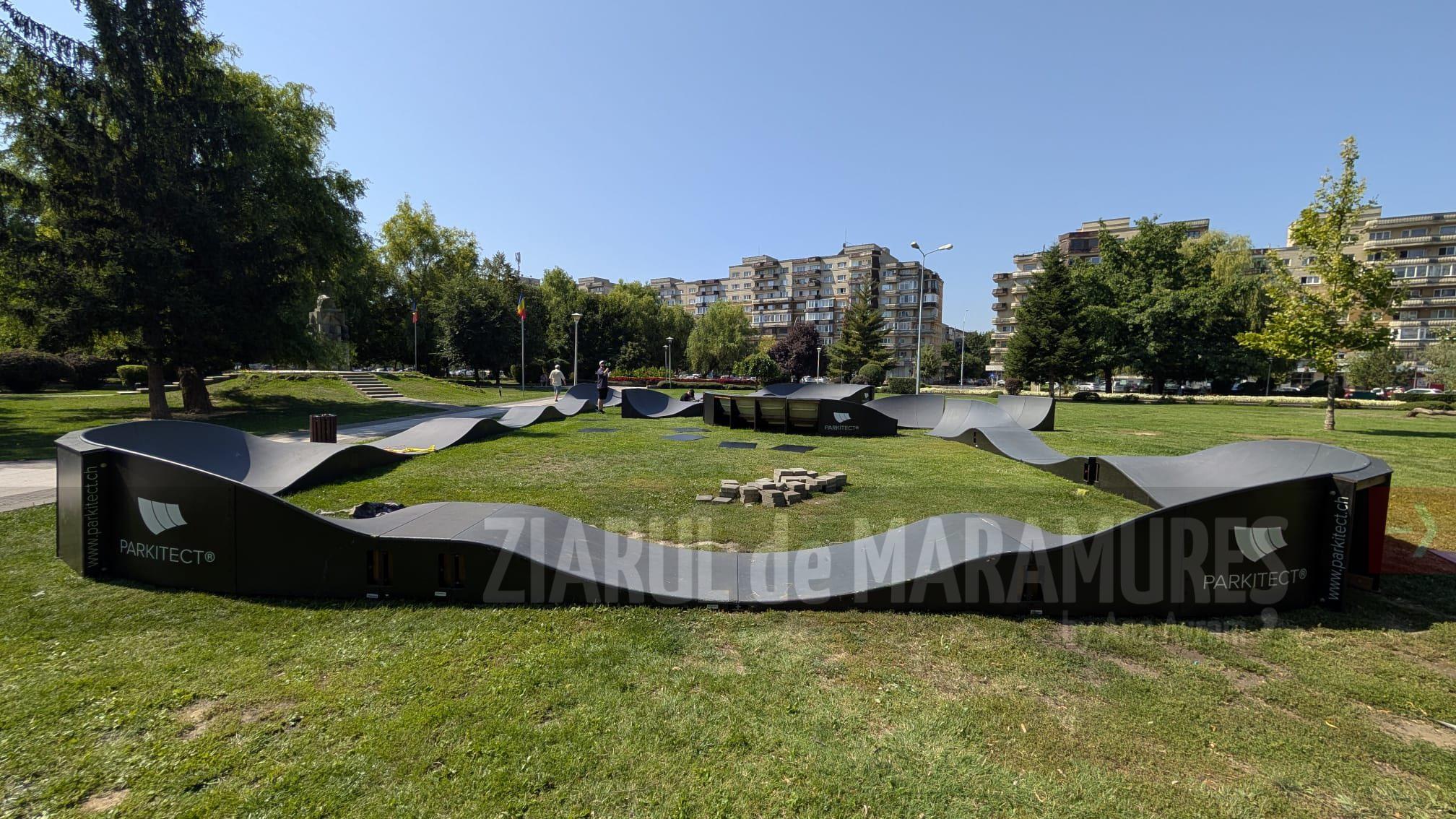 Pumptrack-ul a fost mutat în Parcul Mara din Baia Mare. Pista modulară poate fi parcursă de biciclete, trotinete, skateboard și role