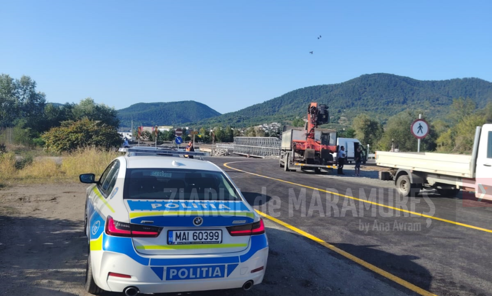 Poliția Maramureș: S-a deschis circulația rutieră pe podul provizoriu montat peste râul Săsar. Circulația pietonilor este interzisă