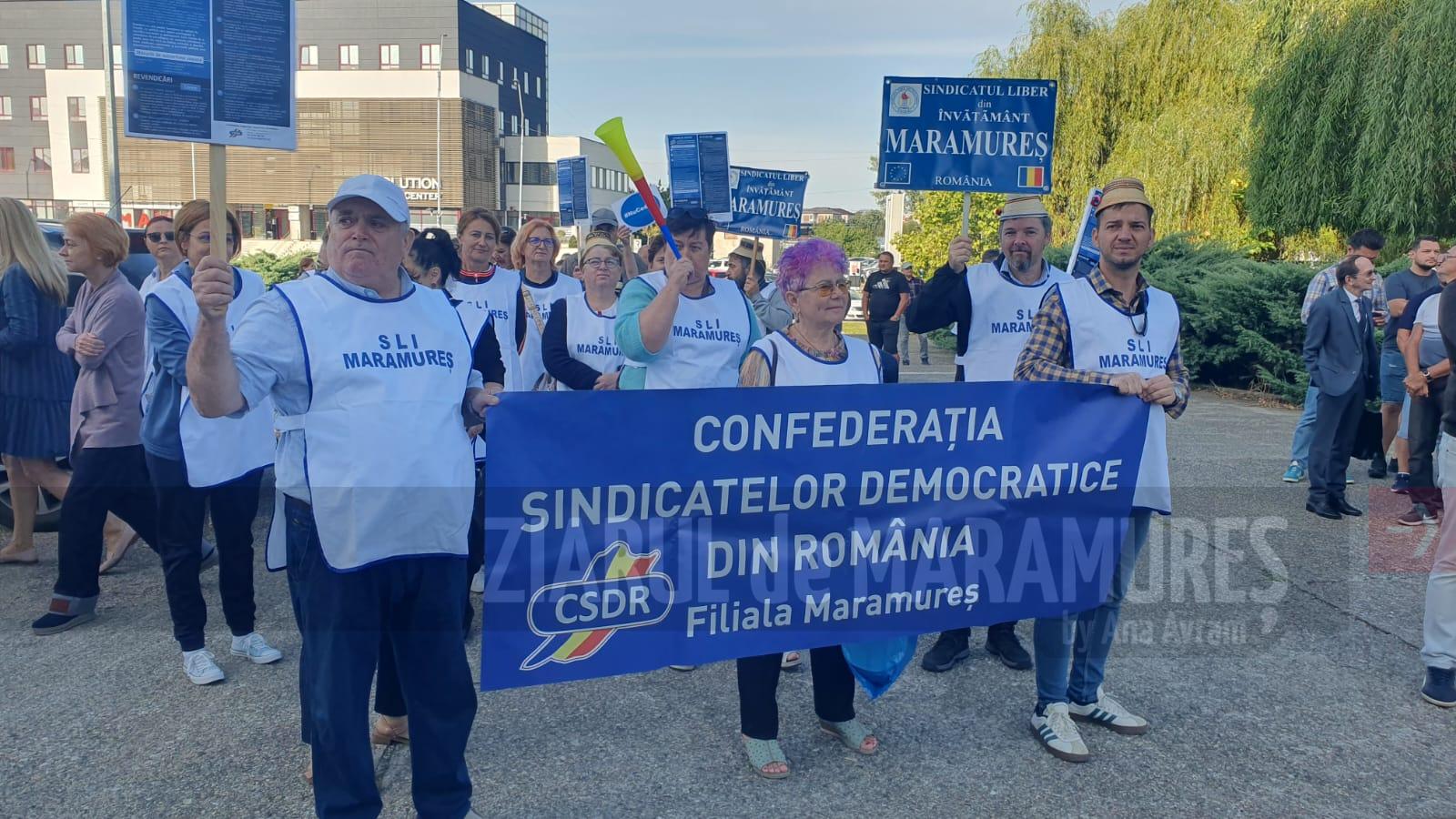 Profesorii SLI MM au protestat în fața Prefecturii Maramureș. Aceștia cer abrogarea măsurilor prinse în Legea 141/2025