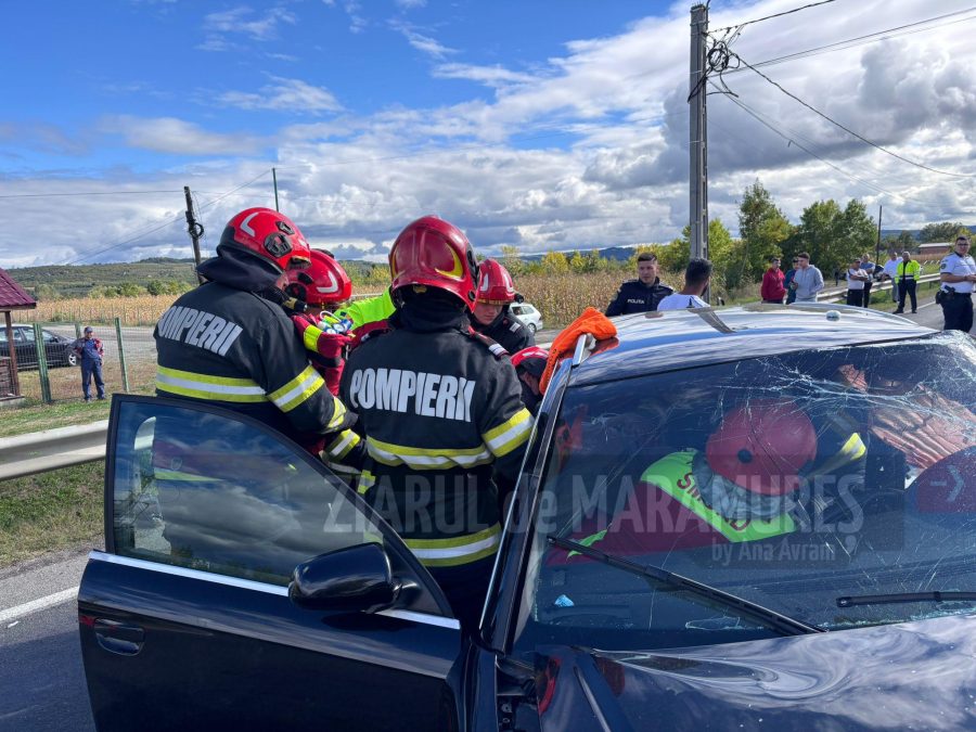 (FOTO)Accident Somcuta Mare. O persoană a rămas încarcerată. Pompierii au reușit să o extragă